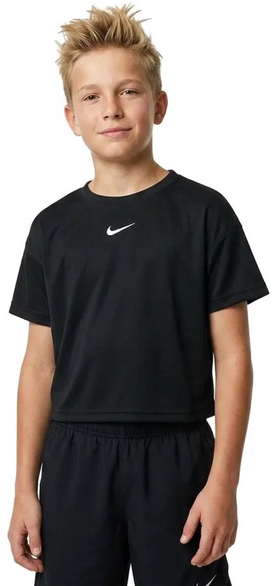 Jongen in zwart Nike t-shirt met korte mouwen en wit logo, gedragen met zwarte shorts.