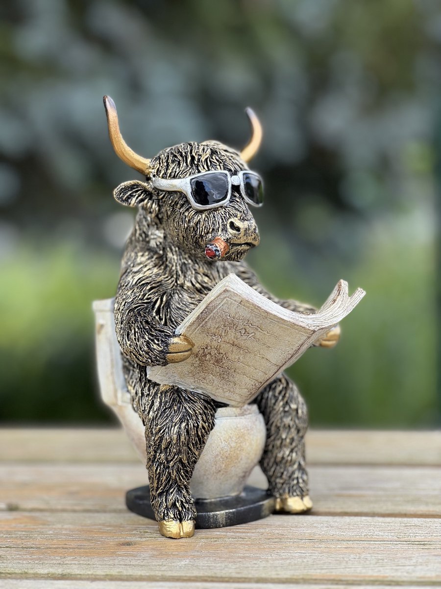 highlander koe op toilet 21 cm hoog - Polyresin - Buffel - Goudkleur - Dierenbeeld - Interieur - decoratie - voor binnen - voor hem - voor haar - cadeau - geschenk - Nieuwjaar - Kerst - Verjaardag