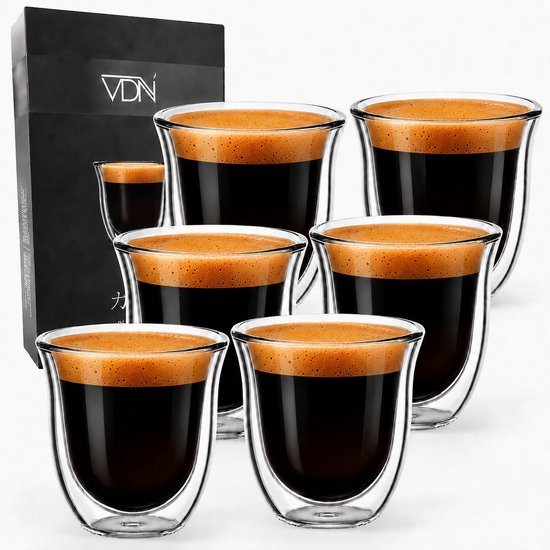 Zes glazen espresso kopjes gevuld met donkere koffie en schuim, naast een zwart VDN doosje.