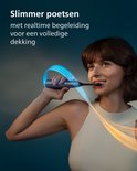 Een vrouw die een donkerblauwe tandenborstel gebruikt, met blauwe en oranje lichtstralen die de dekking aangeven.