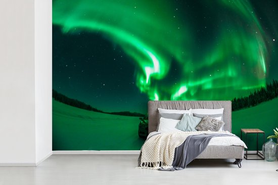 Behang - Fotobehang Noorderlicht - Sterrenhemel - Auto - Breedte 330 cm x hoogte 220 cm
