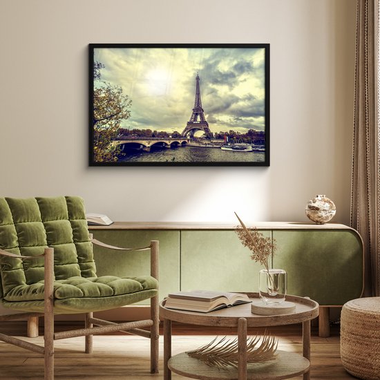 Poster in lijst - Fotolijst 90x60 cm - Posters - Uitzicht over het water op de Eiffeltoren en Parijs - Posterlijst zwart - Decoratie - Wanddecoratie woonkamer - Muurdecoratie slaapkamer