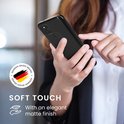 Vrouw met zwarte telefoonhoes en 'soft touch' tekst. Duitse merklogo linksboven.