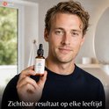 Een man met lichtbruin haar houdt een flesje vitamine C serum vast. "Zichtbaar resultaat op elke leeftijd".
