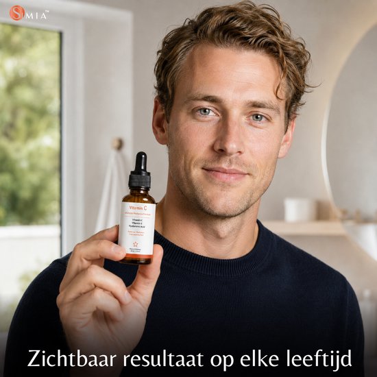 Een man met lichtbruin haar houdt een flesje vitamine C serum vast. "Zichtbaar resultaat op elke leeftijd".
