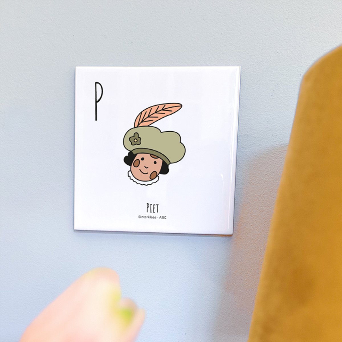 Piet - ABC tegeltje Sinterklaas - Keramiek met Handgetekende Illustratie - Wanddecoratie - Woondecoratie - Relatiegeschenk - Souvenir - 10,8 x 10,8 cm