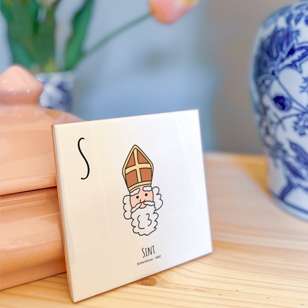 Sint - ABC tegeltje Sinterklaas - Keramiek met Handgetekende Illustratie - Wanddecoratie - Woondecoratie - Relatiegeschenk - Souvenir - 10,8 x 10,8 cm