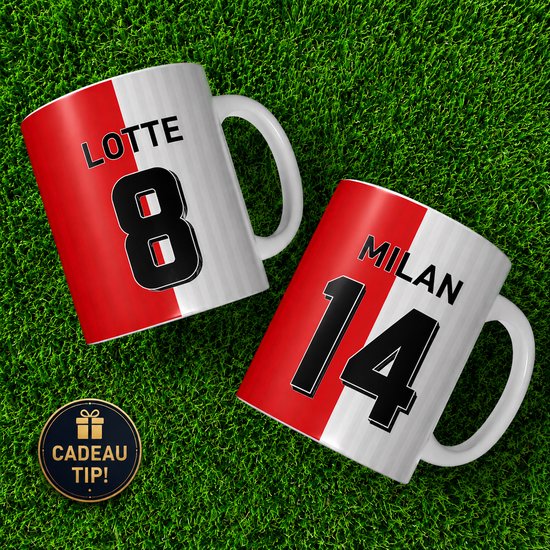 Deux mugs avec rayures rouges et blanches, 'Lotte 8' et 'Milan 14', sur de l'herbe.