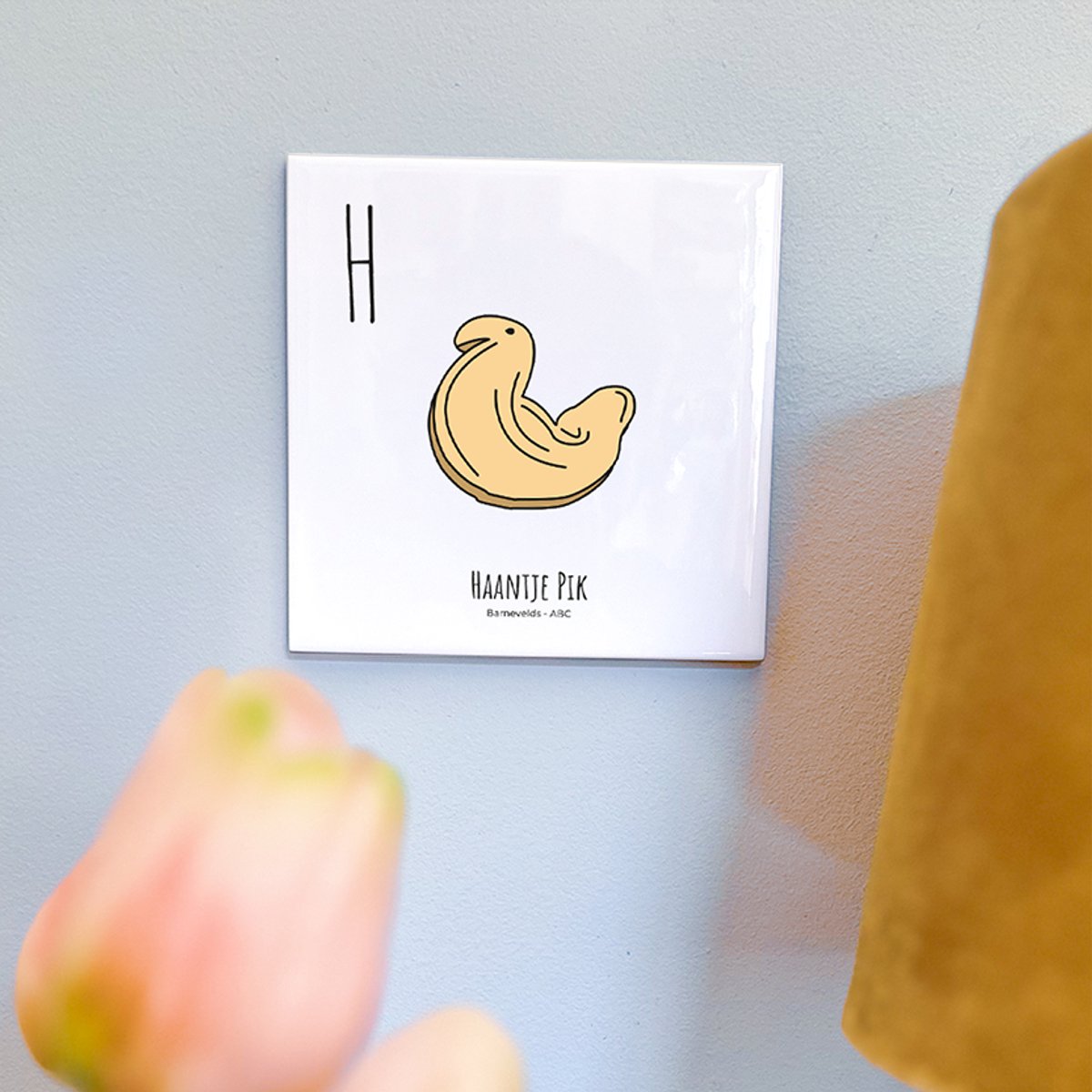 Haantje Pik - ABC tegeltje Barneveld - Keramiek met Handgetekende Illustratie - Wanddecoratie - Woondecoratie - Relatiegeschenk - Souvenir - 10,8 x 10,8 cm