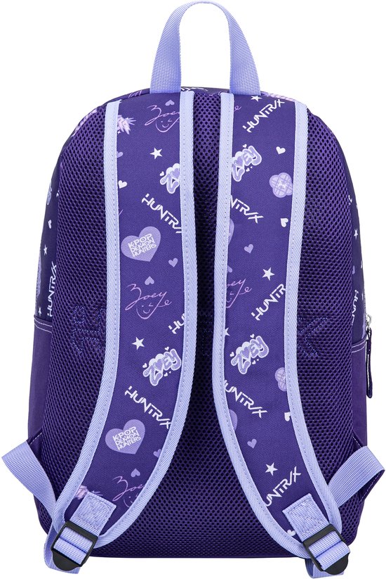 Achterkant van een paarse rugzak met paarse banden en een all-over print van hartjes, sterren en het HUNTR/X logo.
