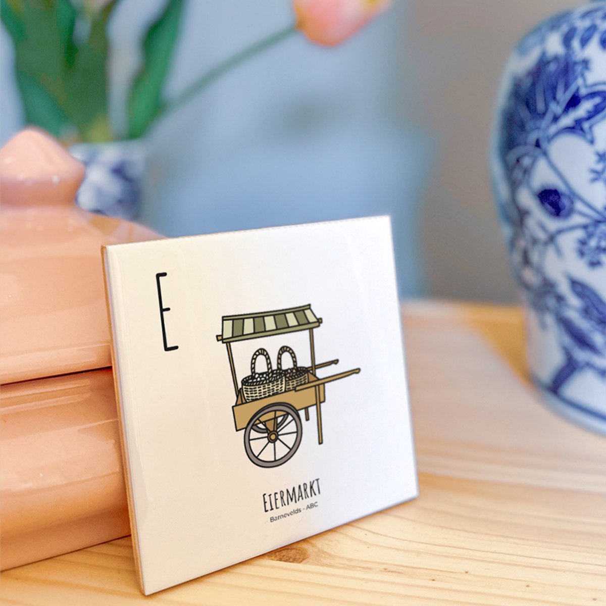 Eiermarkt - ABC tegeltje Barneveld - Keramiek met Handgetekende Illustratie - Wanddecoratie - Woondecoratie - Relatiegeschenk - Souvenir - 10,8 x 10,8 cm