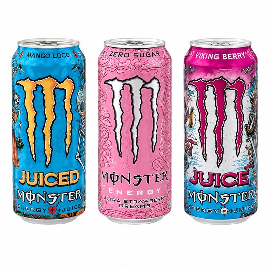 Drie blikjes Monster Energy: Mango Loco, Ultra Strawberry Dreams en Viking Berry. Blikjes zijn blauw, roze en wit met grote Monster logo's.
