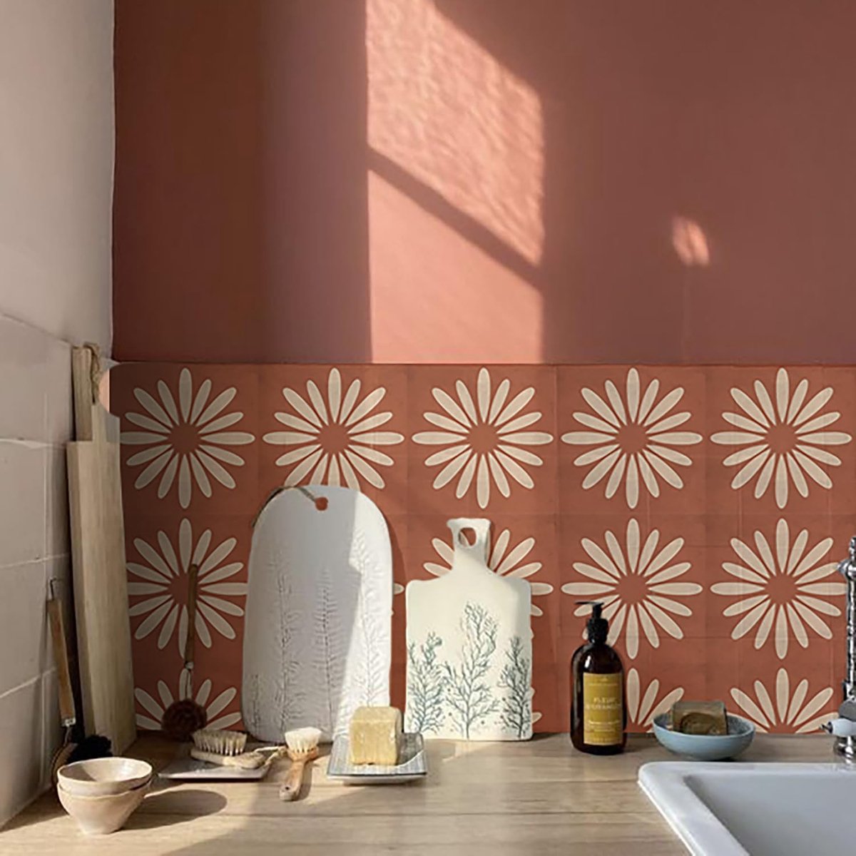 Tegelsticker, 25 stuks x 15 cm/6 inch rood-wit bloemen zelfklevende plaktegels transfersticker voor badkamer keuken, spatwand, peel and stick vinyl vloer wandtegelstickers