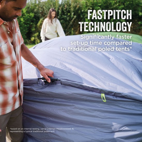 Man zet een grijze tent op met FastPitch technologie. "FastPitch technology" en "Significant faster set-up time compared to traditional poled tents" op de afbeelding.