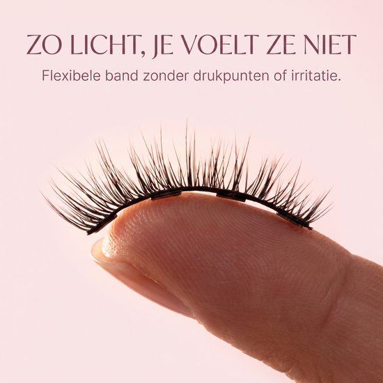 Vinger houdt lichtgewicht magnetische wimper vast. Flexibele band zonder drukpunten.