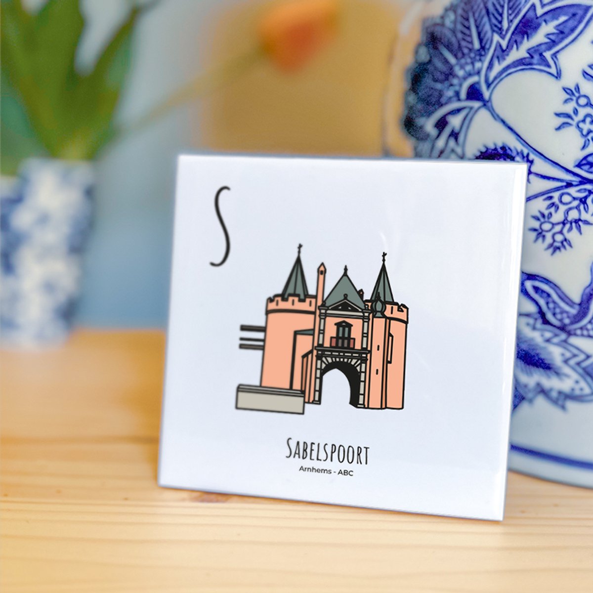 Sabelspoort - ABC tegeltje Arnhem - Keramiek met Handgetekende Illustratie - Wanddecoratie - Woondecoratie - Relatiegeschenk - Souvenir - 10,8 x 10,8 cm