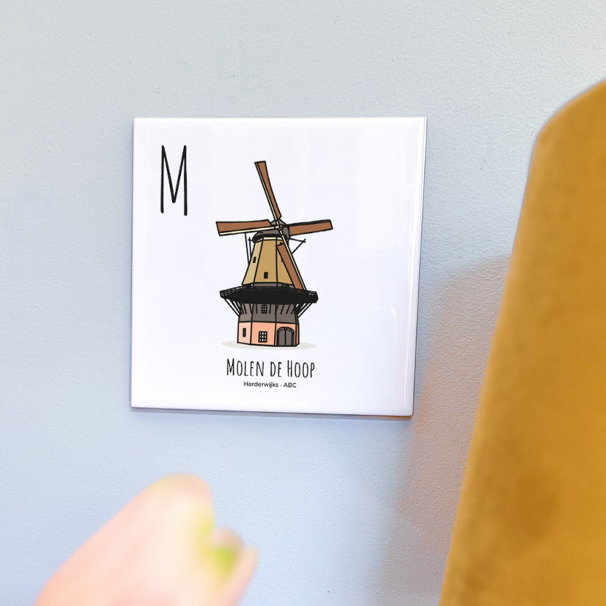 Molen de Hoop - ABC tegeltje Harderwijk - Keramiek met Handgetekende Illustratie - Wanddecoratie - Woondecoratie - Relatiegeschenk - Souvenir - 10,8 x 10,8 cm