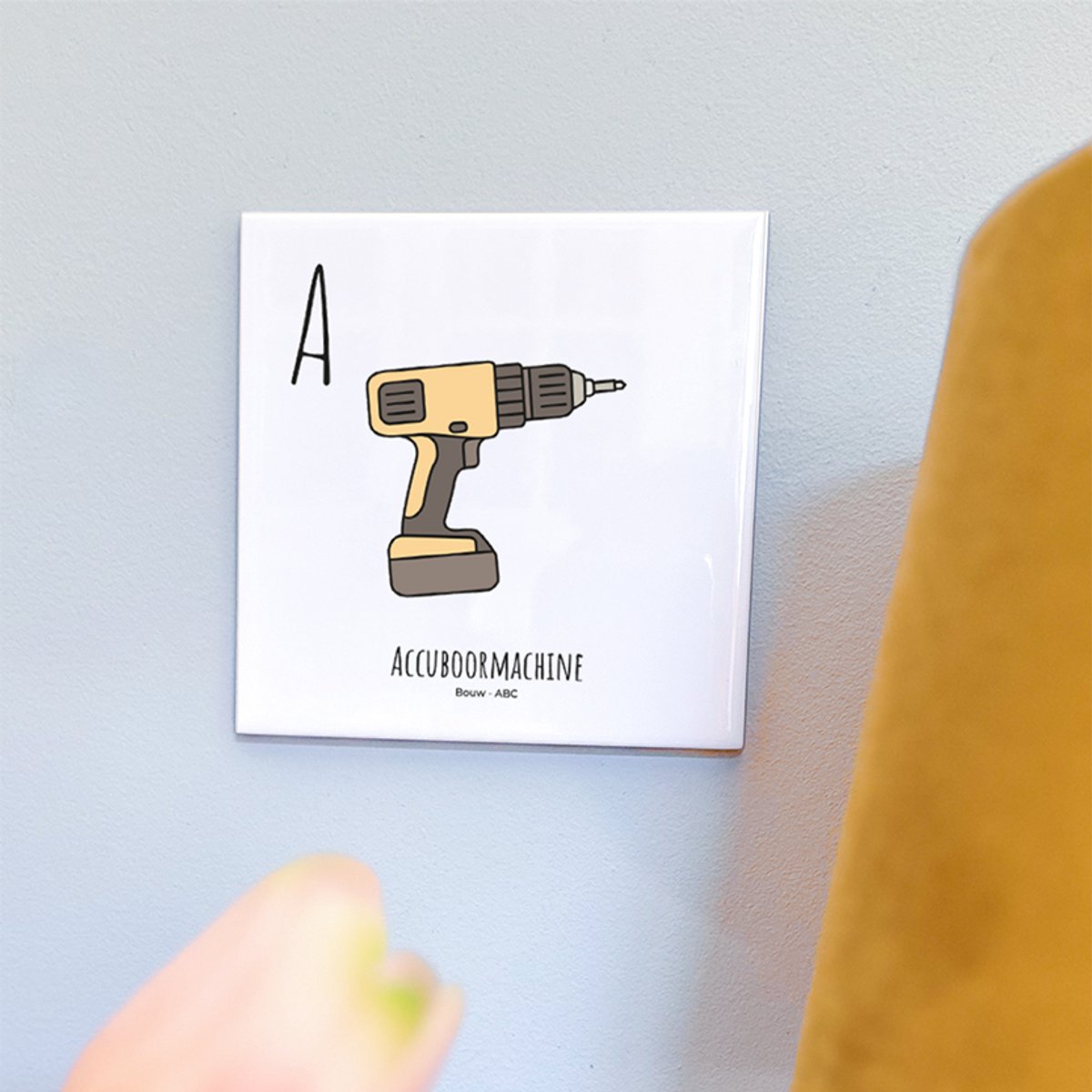 Accuboormachine - ABC tegeltje Bouwen - Keramiek met Handgetekende Illustratie - Wanddecoratie - Woondecoratie - Relatiegeschenk - Souvenir - 10,8 x 10,8 cm