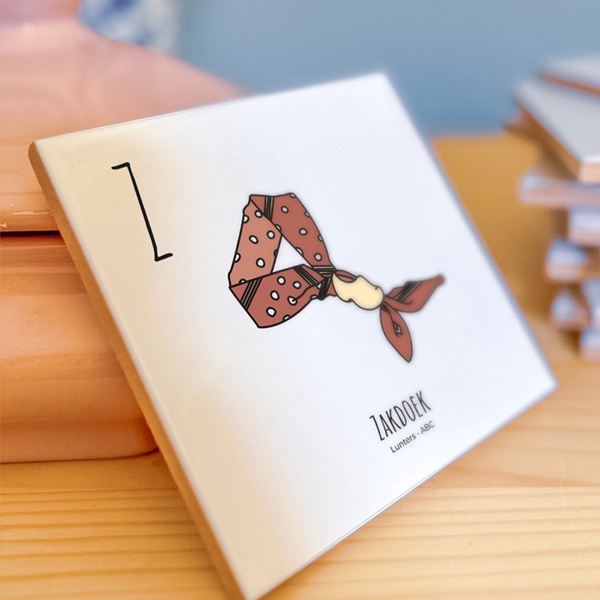 Zakdoek - ABC tegeltje Lunteren - Keramiek met Handgetekende Illustratie - Wanddecoratie - Woondecoratie - Relatiegeschenk - Souvenir - 10,8 x 10,8 cm