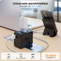 Zwarte Voomy wereldstekker met 2 USB-C en 3 USB-A poorten, aangesloten op een laptop en telefoon. "35 Watt Snelladen".
