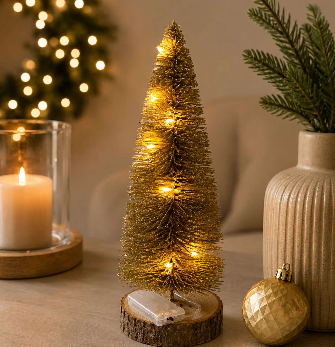 Mini Kerstboom met LED Verlichting – 25 cm Hoog – Kleine Tafelkerstboom met Sneeuw, Gouden Accenten en Houten Voet – Kerstdecoratie voor Tafel, Vensterbank en Kantoor – foto 3