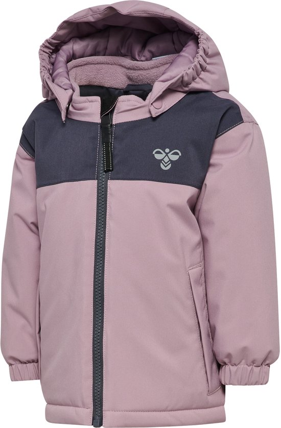 Roze jas met donkergrijs borstblok, rits en capuchon.
