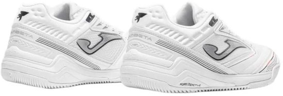 Paar witte Joma zaalschoenen met zilveren logo. 'FORM REACTIVE' op de zolen.