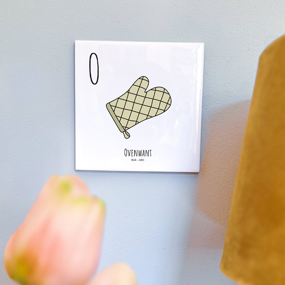 Ovenwant - ABC tegeltje Bakken - Keramiek met Handgetekende Illustratie - Wanddecoratie - Woondecoratie - Relatiegeschenk - Souvenir - 10,8 x 10,8 cm