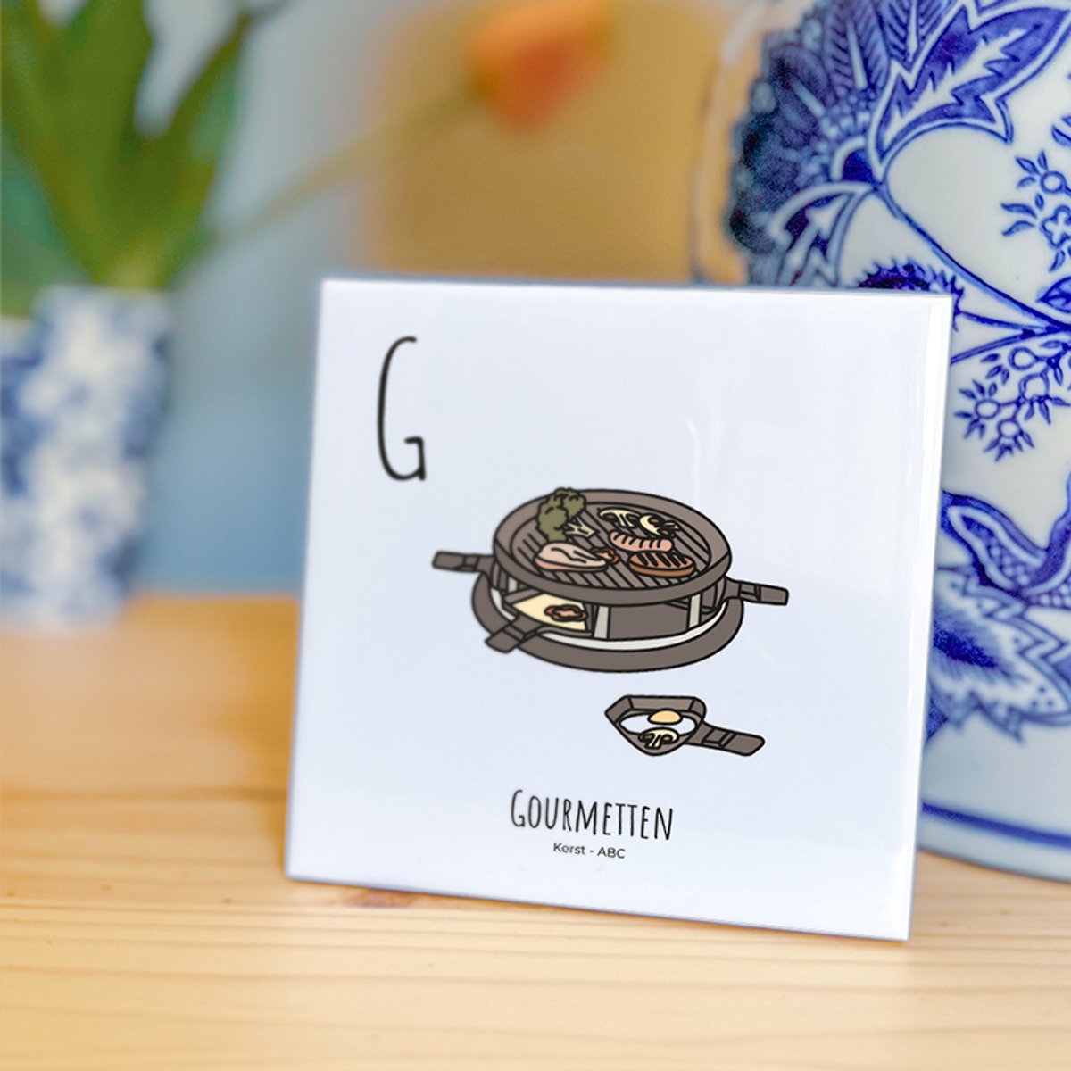 Gourmetten - ABC tegeltje Kerst - Keramiek met Handgetekende Illustratie - Wanddecoratie - Woondecoratie - Relatiegeschenk - Souvenir - 10,8 x 10,8 cm