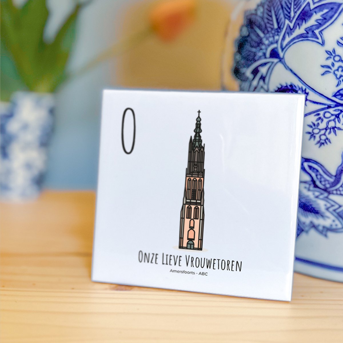 Onze Lieve Vrouwetoren - ABC tegeltje Amersfoort - Keramiek met Handgetekende Illustratie - Wanddecoratie - Woondecoratie - Relatiegeschenk - Souvenir - 10,8 x 10,8 cm