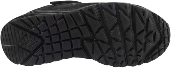 Onderkant van de zwarte Skechers sneaker met een robuust profiel en antislipzool.