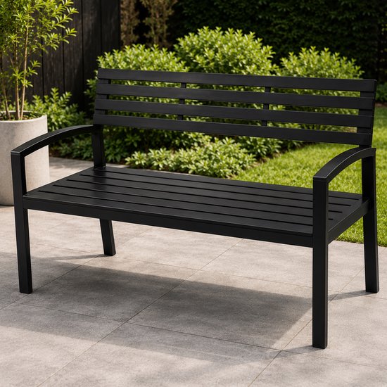 Zwarte, moderne tuinbank met een zitting en rugleuning van latten en gebogen armleuningen, geplaatst op een terras.