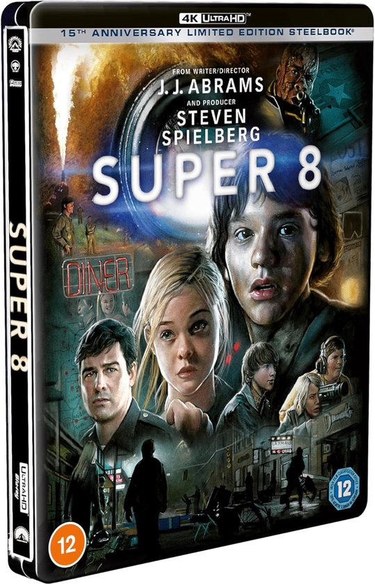 Steelbook editie van Super 8 met de hoofdpersonen Elle Fanning, Joel Courtney en Kyle Chandler op de voorkant.