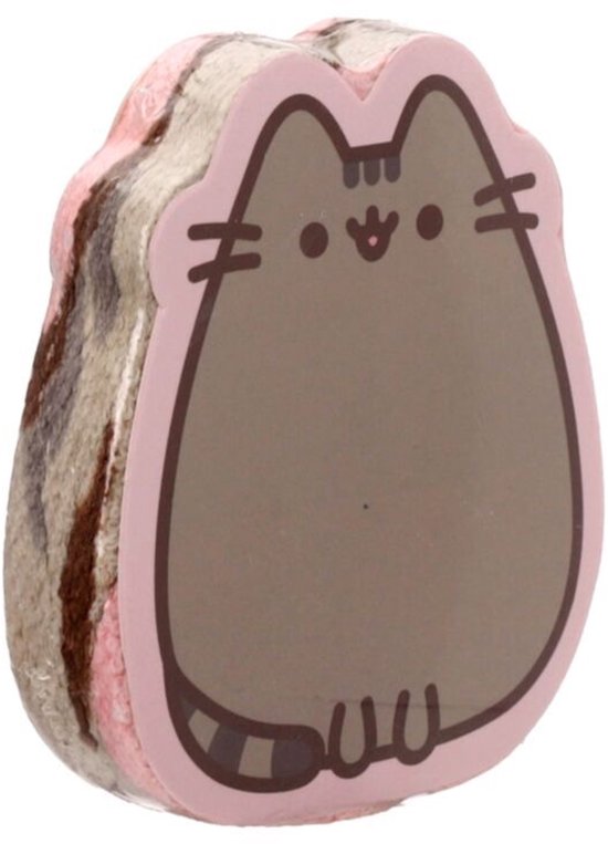 Een opgerolde, roze en bruine handdoek in de vorm van Pusheen de kat.