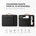 Sacoche noire pour ordinateur portable avec poignée orange. Le sac a une poche avant et est rempli d'accessoires : téléphone, ordinateur portable, écouteurs, souris, clé USB, chargeur et banque d'alimentation.