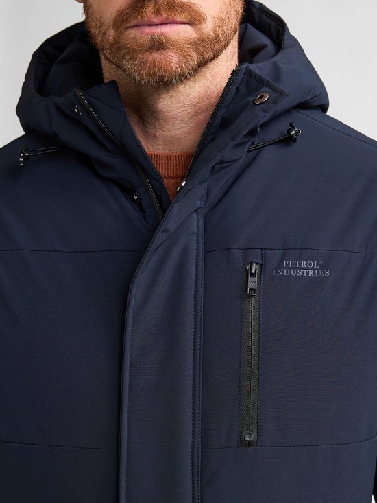 Donkerblauwe winterjas met capuchon en ritsvak met Petrol Industries logo.