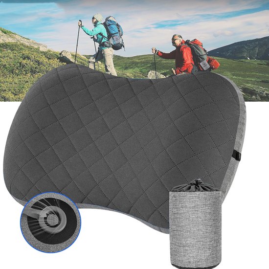 Grijs, ergonomisch reiskussen met ruitpatroon, opgerold in een grijze opbergzak.