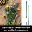 Een verzameling Lego-bloemen met groene stelen en verstelbare stelen om mee te experimenteren.