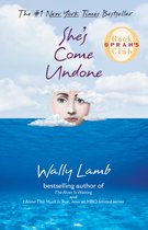 Boekomslag met een gezicht verborgen achter wolken boven diepblauw water. Titel: 'She's Come Undone' door Wally Lamb.
