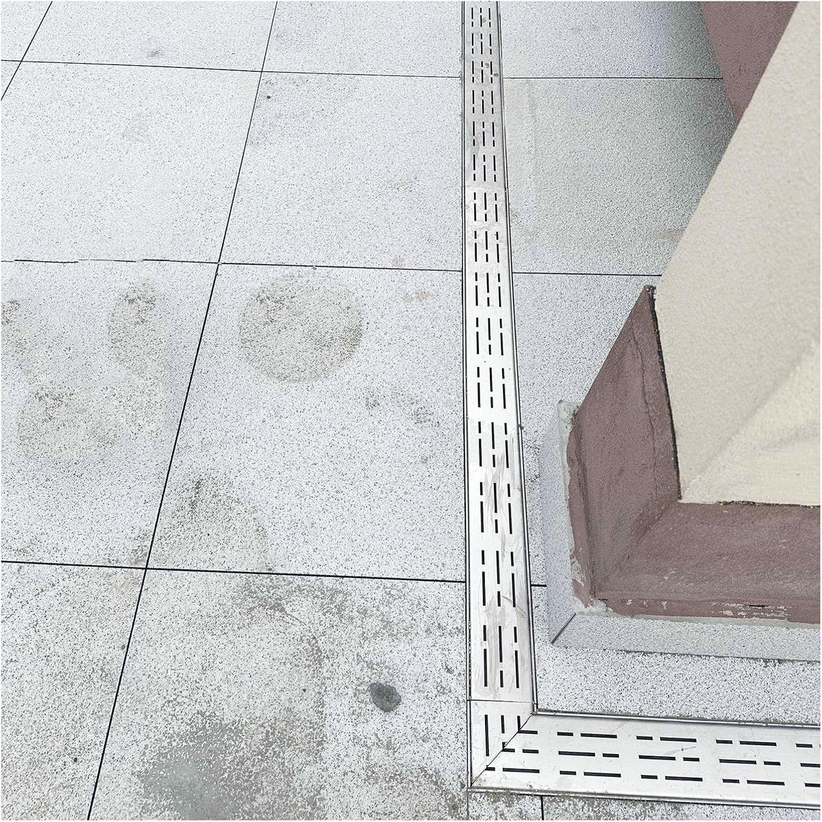 Kanaal Drainage Systeem - Afvoergoot Patio - Efficiënte Waterafvoer - Slish Ontwerp - 4 cm x 4 cm - Zilver