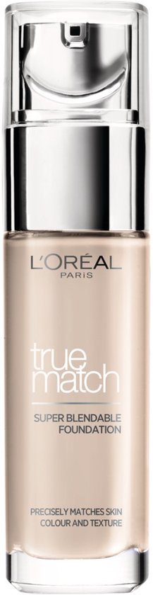L'Oréal Paris True Match foundation, met zilveren dop en pompdispenser. De vloeibare foundation is lichtbeige van kleur.