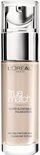 L'Oréal Paris True Match foundation, met zilveren dop en pompdispenser. De vloeibare foundation is lichtbeige van kleur.