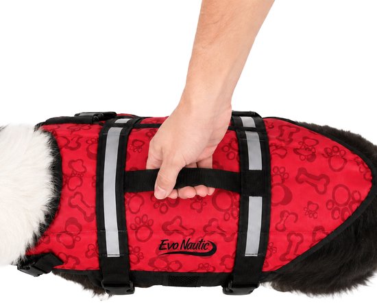 Hand pakt de draaggreep van een rood Evo Nautic zwemvest met pootafdrukken en botjes.