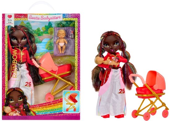 Doos van Rainbow High Jr. High Bestie Babysitters met pop Iris Bow, babypop, kinderwagen en accessoires.