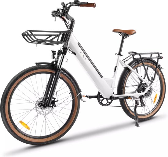 Witte elektrische fiets met bruin zadel en handvatten, zwarte velgen en mand voorop.