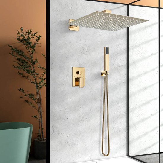 Luxe gouden doucheset met vierkante regendouchekop en handdouche, aan een betonnen muur. Naast een groene badkuip.
