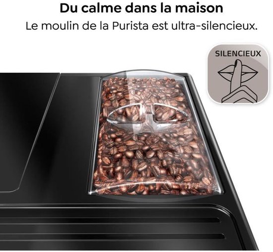 Transparante houder gevuld met koffiebonen bovenop een zwarte espressomachine.