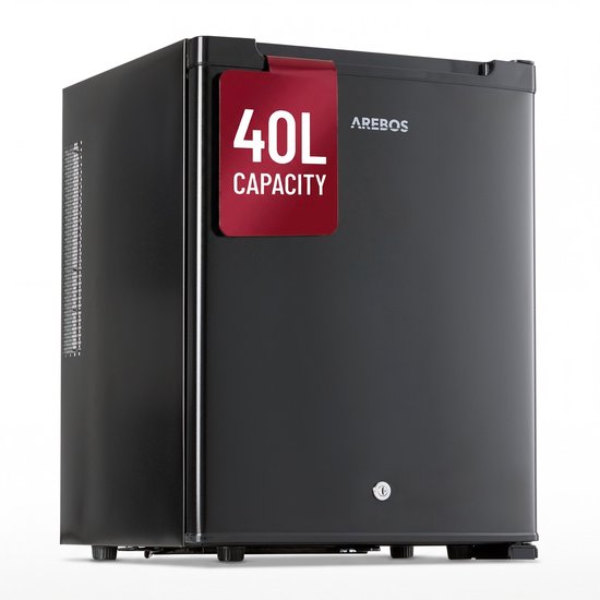 Zwarte AREBOS mini koelkast met rode '40L CAPACITY' sticker.