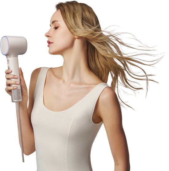 Vrouw met lang, blond haar droogt haar haar met de champagnekleurige Laifen haardroger.