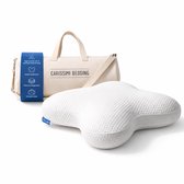 Wit ergonomisch vlindervormig traagschuim kussen met honingraatpatroon, inclusief beige draagtas met Carissimi Bedding logo en informatie.